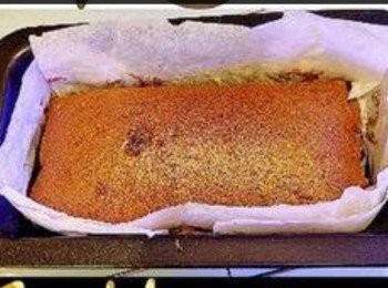 step4: 調低爐溫至150度，以水浴法焗70分鐘，熄火焗5分鐘才出爐即成。（水浴法意思是隔水烤蛋糕，拿個
烤盤裏面倒大约2厘米厚的水 ，再把你要烤的蛋糕模放入盤子上烤）
溫馨提示
個別爐溫有差別，自行觀察調教