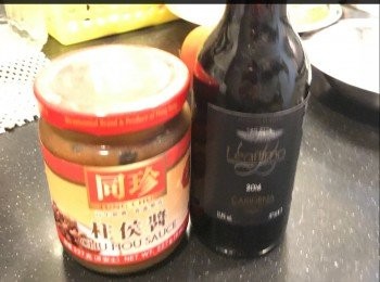 step2: 紅酒方面不需要太講究，因為用來炆煮，酒精會被蒸發，MayMay 在7-11買了特價紅酒（＄10一支187ml）一半用來炆煮，一半用餐時飲用^o^
柱侯醬偏甜，紅酒帶澀二者的份量可按個人的喜好調節。