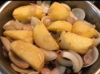 step7: 放進電飯煲，湯汁水位浸到食物的60% （可以加少許水的），按『快煮米飯』鍵，炆15分鐘就翻一翻牛腩粒。電飯煲內的湯汁是關鍵，因為電飯煲在炆煮的過程中會將所有湯汁煮乾才熄掉的，所以湯汁的份量也決定了炆煮的時間，像這樣的水位大概要炆煮50分鐘左右。