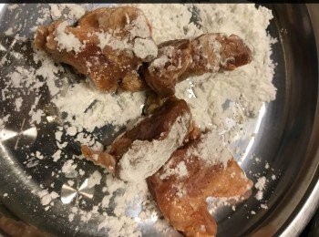 step2: 腩件薄薄地沾少許生粉（鷹粟粉），生粉不要太多，因為這是半煎炸的，所用的生油不多，如沾得太多生粉，煎起來會一舊舊的，不好看