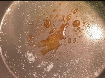 step4: 在鍋灑上白砂糖，用中火煮至糖完全溶解及焦黃色，下腩件，熄火，攪拌至全部腩件沾上焦糖漿，即成。
白砂糖可以黃糖代替，煮出來會像麥芽糖，糖漿會變得更脆更硬，不過較難處理，建議新手的還是用白砂糖吧！