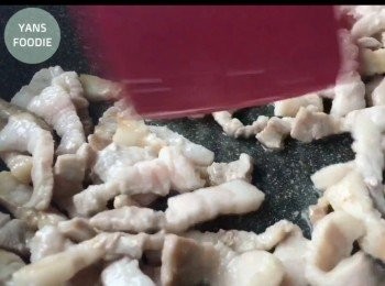 step4: 中大火把五花腩炒至八分熟然後加入洋蔥絲炒一至兩分鐘。