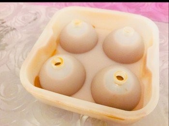 step10: 慢慢蓋上蓋子，直至液體完全充滿整個球體。