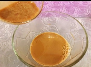 step6: 把魚膠溶液倒進已加熱的Mocha咖啡中拌勻。