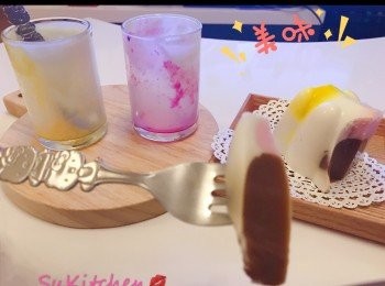 step14: 一邊吃自家制的「彩色布甸牛奶球蛋糕」， 一邊飲呢杯紅爆網絡上的「芝芝芒芒」或「芝芝火火」， 心情愉快多咯！