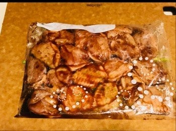 step5: 準備保鮮袋， 把已拆骨<a href="https://bit.ly/3zHU5V3" target="_blank" data-keyword="雞翼" class="guide-link"><strong>雞翼</strong></a> <span style="display:inline-block;vertical-align:middle;margin-top:-3px;color:initial;border-radius:3px;padding:2px 3px;font-size:12px;line-height:14px;background:#87d300;color:#fff;">即買</span> 和醃料倒進保鮮袋，封口時把內裡空氣推出，然後再把醃料和<a href="https://bit.ly/3zHU5V3" target="_blank" data-keyword="雞翼" class="guide-link"><strong>雞翼</strong></a> <span style="display:inline-block;vertical-align:middle;margin-top:-3px;color:initial;border-radius:3px;padding:2px 3px;font-size:12px;line-height:14px;background:#87d300;color:#fff;">即買</span> 完全搓勻，待至少20-30分鐘至入味。