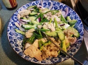 step3: 將所有材料(除咗蕃茄仔) 加入<span class="group_2">涼拌汁</span>拌勻，放入雪櫃雪30分鐘，最後加入蕃茄仔即成。