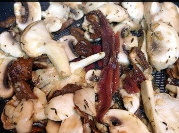 step3: 煮意粉的同時準備醬汁。在鑊裡放一點初榨橄欖油，爆香蒜蓉和百里香，加入新鮮雜菌炒匀。再加入已浸軟的牛肝菌和鯷魚炒香。