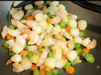 step2: 將海鮮及疏菜類切粒，索乾水分，蝦仁及帶子加鹽及胡椒粉略醃