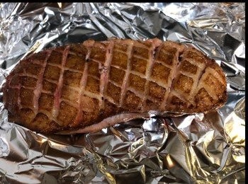 step3: 肉面煎到表層焦焦的就可以了。
再放入烤箱烤3-5分鐘，肉就會粉紅色不出血。