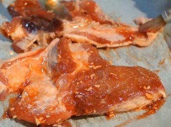 step2: 醃好後,預熱焗爐200度,去掉叉燒上的葱白以免燒燶,面塗2:1叉燒醬混蜜糖