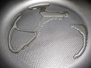 step2: 熱鍋後倒入橄欖油。