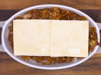 step3: 容器里先鋪上煮熟的即食麵，再鋪上一層肉醬，一層芝士，接著鋪上即食麵......重複至容器裝滿。