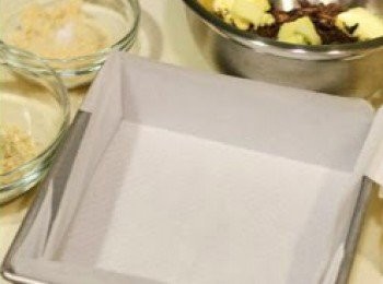 step1: 焗盆內掃少許油，舖上焗爐紙備用。
朱古力、無鹽牛油一同隔水座溶，直至朱古力完全溶解，拌勻備用。
先預熱焗爐180℃。