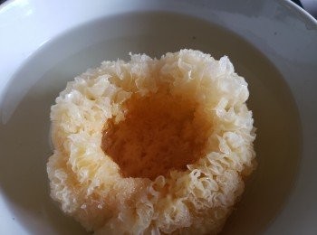 step8: 將中間深黃色位置剪去，煲湯後會做另一個餸