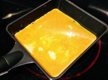 step2: 燒熱油鑊，倒入蛋汁，鋪滿鍋面，用筷子輕輕攪開氣泡。