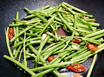 step4: 先放入空心菜梗的部分翻炒炒熟。