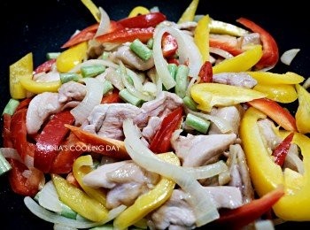 step6: 放入四季豆丁及紅黃甜椒一起與鍋中<span class="group_1">食材</span>拌炒。