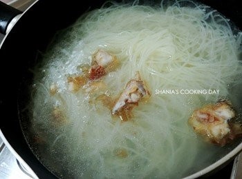 step5: 加入油蔥酥帶出香味。