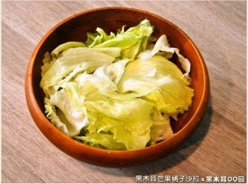 step2: 萵苣洗淨後，隨意撕成適當大小，放置於沙拉碗的底層。