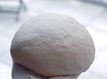 step3: 然後改用中速打發成麵團，表面較光滑及有彈性，需時約8分鐘。如麵團太濕潤，可加點高筋麵粉，用手將麵糰搓圓，放入膠袋內，再放入雪櫃冷凍一個小時.