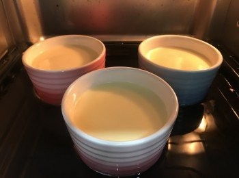 step4: 預熱焗爐至160度，放入下層以水浴法(水深約為杯的1/3高度)焗25至30分鐘，至面層凝結搖晃會震動的狀態