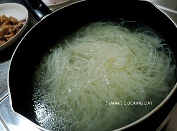 step3: 於鍋中撒上少許橄欖油及鹽巴，放入米粉燙煮約5~6分鐘後取出並瀝乾備用。