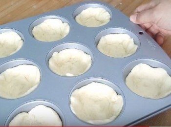 step9: 把麵團放入杯子蛋糕盤, 鬆弛5分鐘