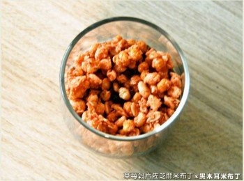 step3: 將草莓穀片直接鋪滿在黑木耳米布丁(芝麻)的上層。