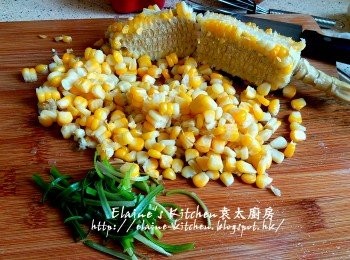 step4: 蓋上蓋蒸15分鐘後起出粟米粒 , 粟米芯切半留起 , 蔥切幼絲