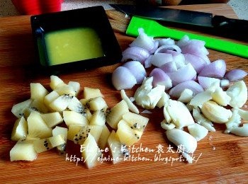 step2: 薑磨成薑汁 , 金奇異果去皮切粒 , 蒜頭去衣拍扁 , 乾蔥頭去衣切片