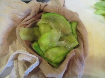 step1: 絲瓜削皮去除瓜囊(可留下),切5公分等段灑鹽出水後擰乾備用.