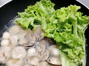 step9: 放入茼蒿稍微川燙。