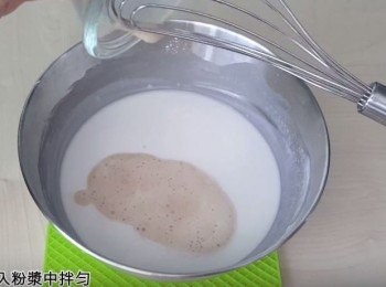 step6: 把酵母水倒入粉漿中拌匀