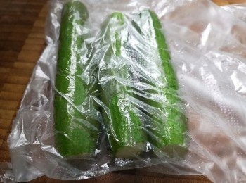 step1: 青瓜原條放入保鮮袋拍扁。