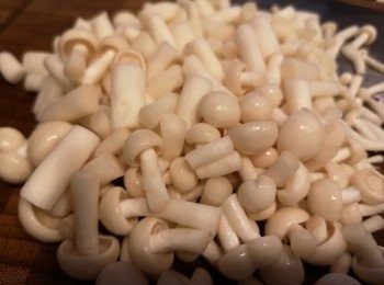 step2: 菇切粒備用。