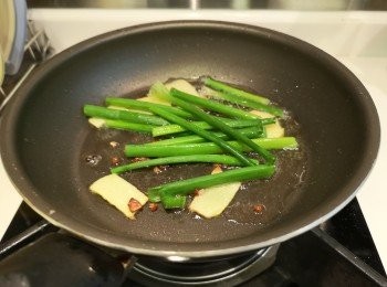 step11: 再爆香花椒，最後爆香蔥段。