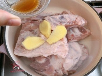 step2: 豬軟骨先解凍，水滾加薑片和紹興酒飛水，盛起備用；