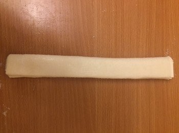 step4: 最後，把兩邊復合成六褶的長條形。用手輕輕按壓。目的是令酥皮黏得好，焗的時候不會彈開。放入雪櫃（冰箱 fridge）冷藏 20至 30分鐘。