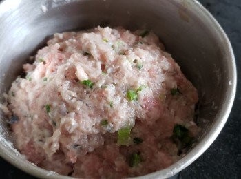 step8: 撈好後，放入雪櫃冷凍 1 小時，可增加膠質效果