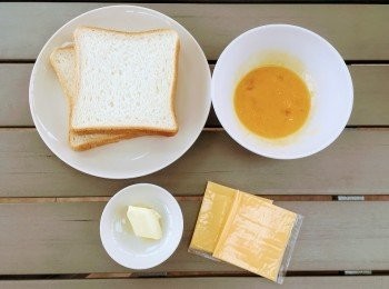 step1: 打勻雞蛋成蛋汁，倒入碟內。將蛋汁倒在碟上，讓麵包更均勻沾上蛋汁。