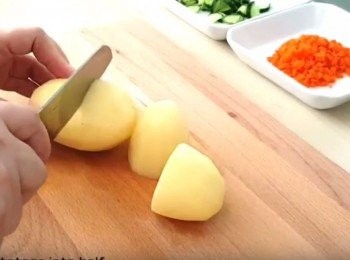 step3: 馬鈴薯去皮清洗,  馬鈴薯切半