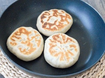 step7: 燒熱鑊後下油，下餡餅，用中小火煎熟即可 (*<span class="group_2">餡料</span>熟了餅皮會微微澎起）