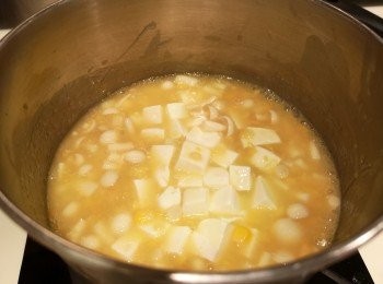 step6: 當粟米蓉滾後下鹽，之後將菇回鑊略炒，再將豆腐放入粟米蓉輕手拌勻煮滾。