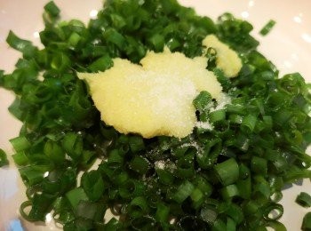 step9: 將蔥粒，薑蓉和鹽拌勻備用。