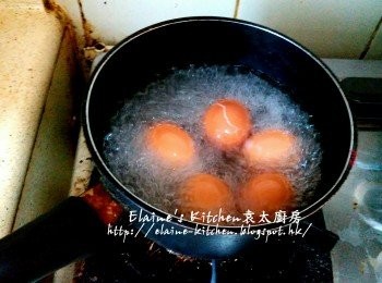 step3: 期間將雞蛋放入煲內加水 , 用中火煮15分鐘至熟透