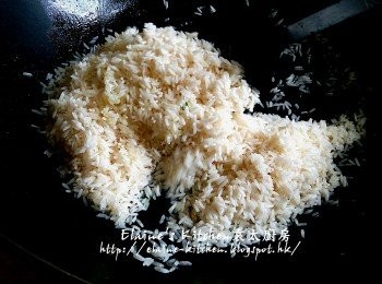 step8: 餘下鑊中的蒜油加入白米炒至乾身