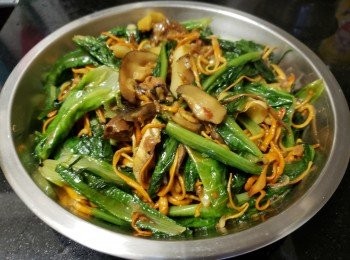 step11: 將已煲過湯的冬菇 , 螺片切片用少少鹽 , 蒜頭 , 乾蔥煎香備用 , 再起油鑊爆香蒜頭 , 乾蔥 , 薑片放入油麥菜爆炒 , 再加入糖 , 豆瓣醬 , 螺片, 冬菇 , 蟲草花 , 蠔豉 , 少少雞粉贊少少黃酒大火快炒約 1 分鐘 , 少少麻油 , 生粉水埋芡  , 完成 .