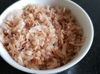 step5: 將木魚片稍為剪碎