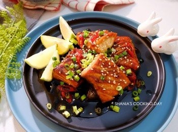 step7: 最後撒上蔥花與少許白芝麻，淋上檸檬汁便完成囉。